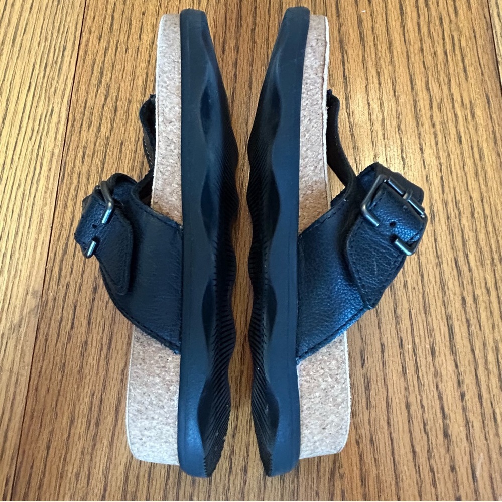 Clarks Collection Black and Cream Thong Comfort Footbed Sandals Size 6 1/2 - Picture 3 of 10